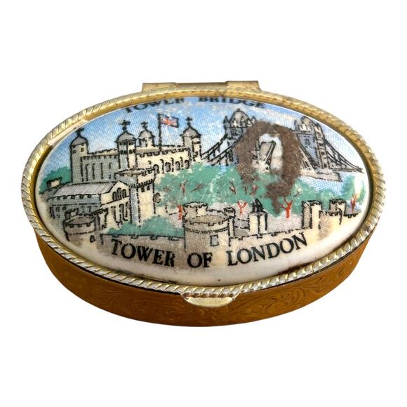 Vintage Souvenir Trinket Pill Box Oval Gold Tone Tower of London Tower Bridge - Picture 1 of 10
